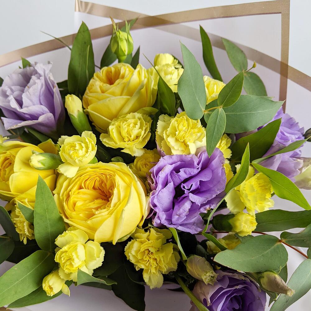 Mix with yellow roses