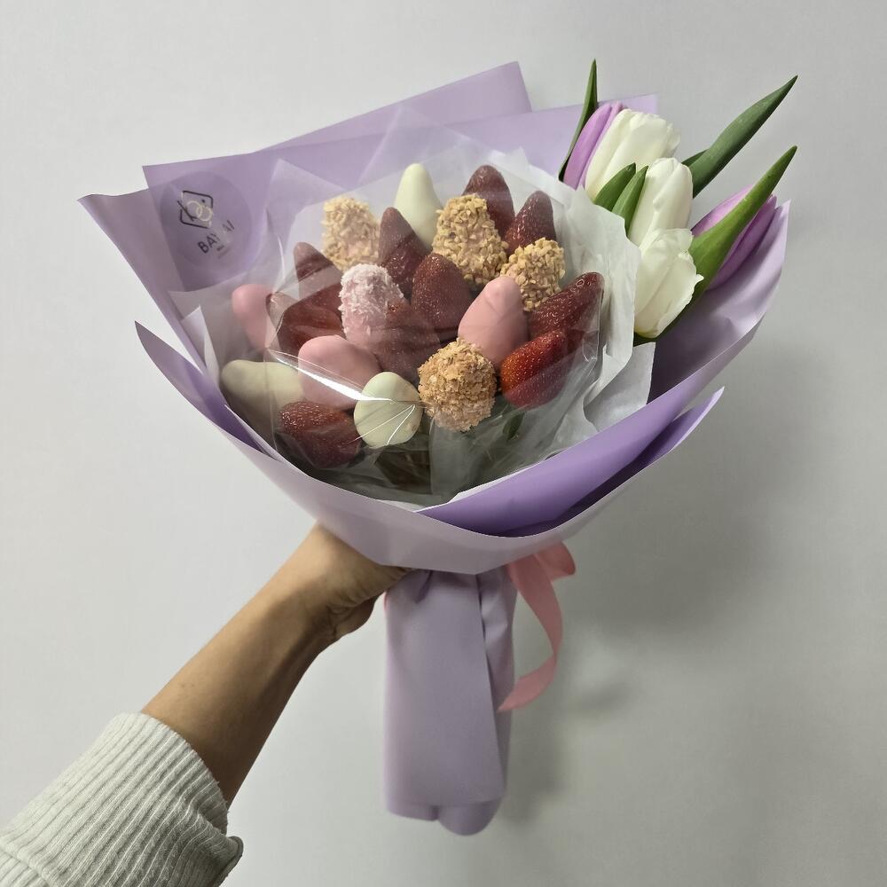 Букет из клубники с цветами
