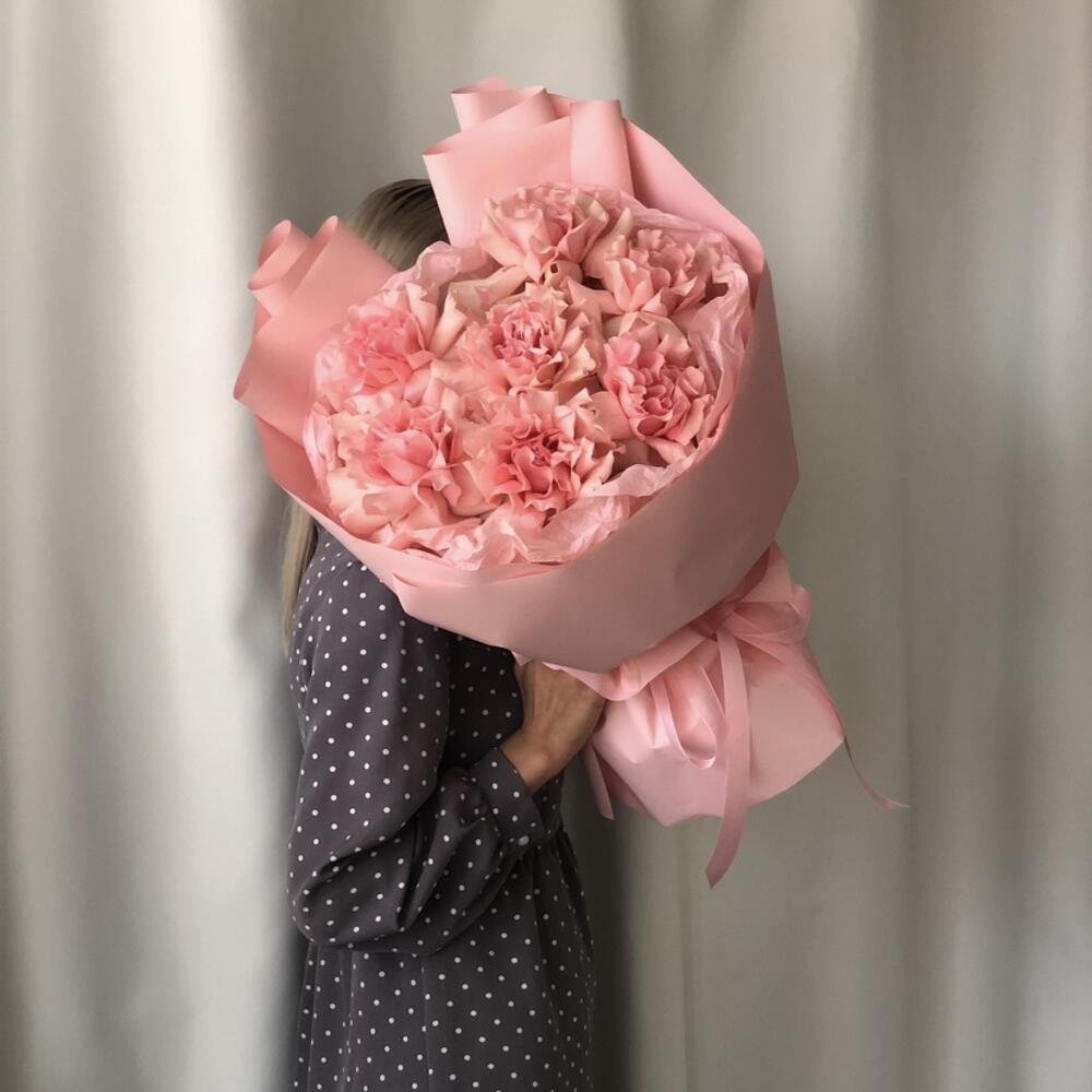 7 ажурных розовых роз