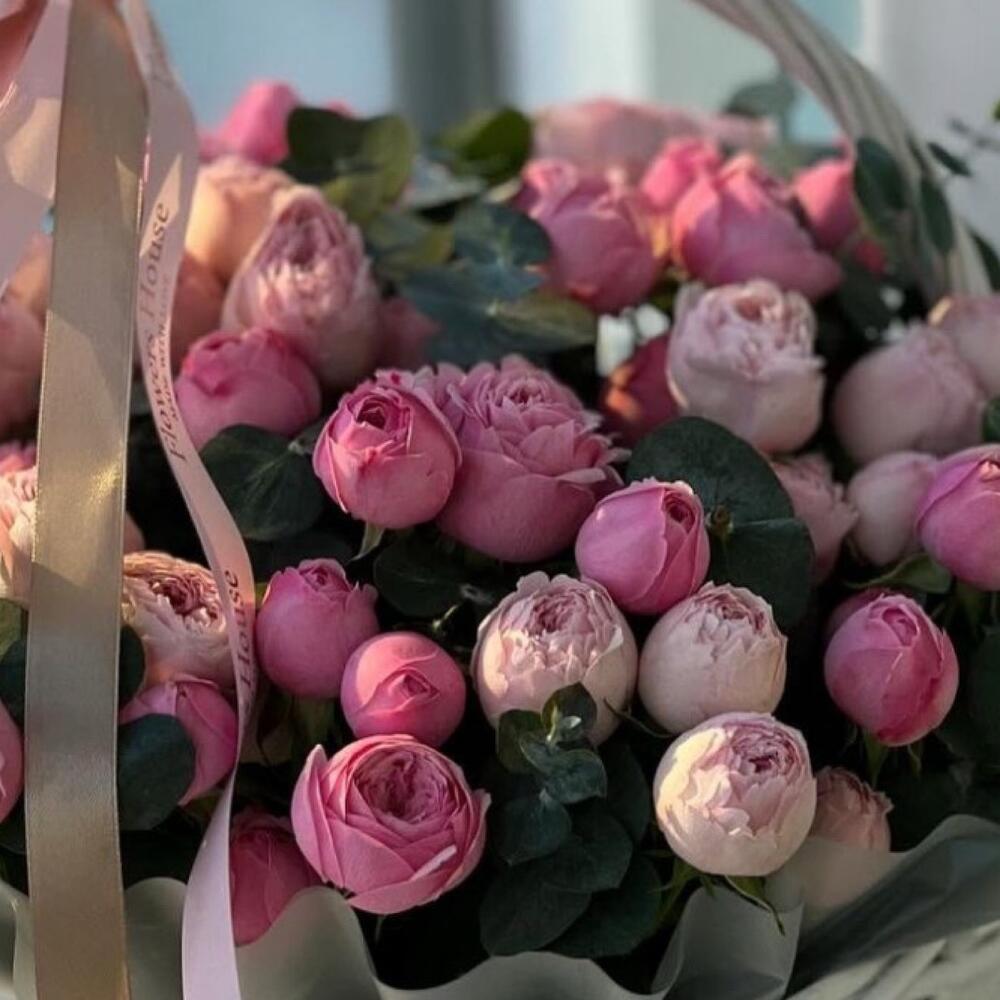 Корзина «Пиончик» из кустовых пионовидных роз