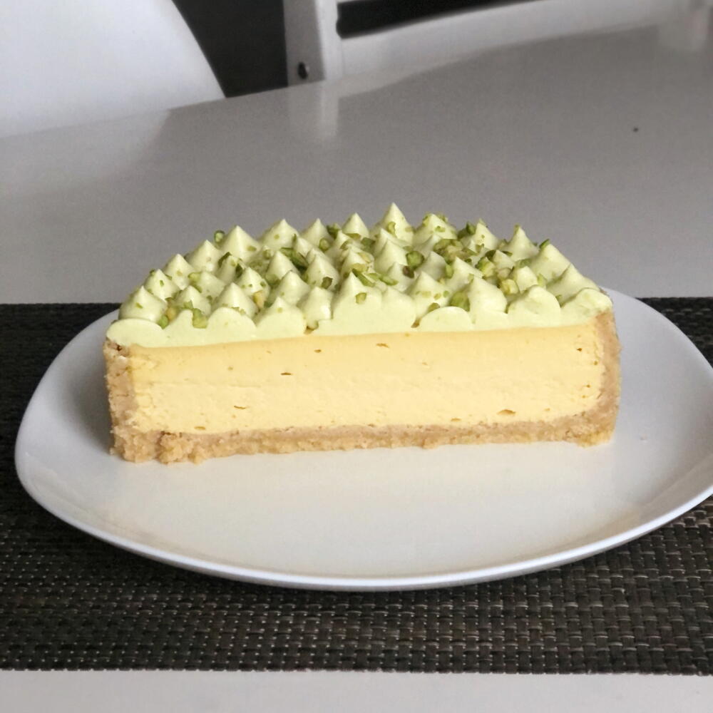 Чизкейк манговый с фисташкой