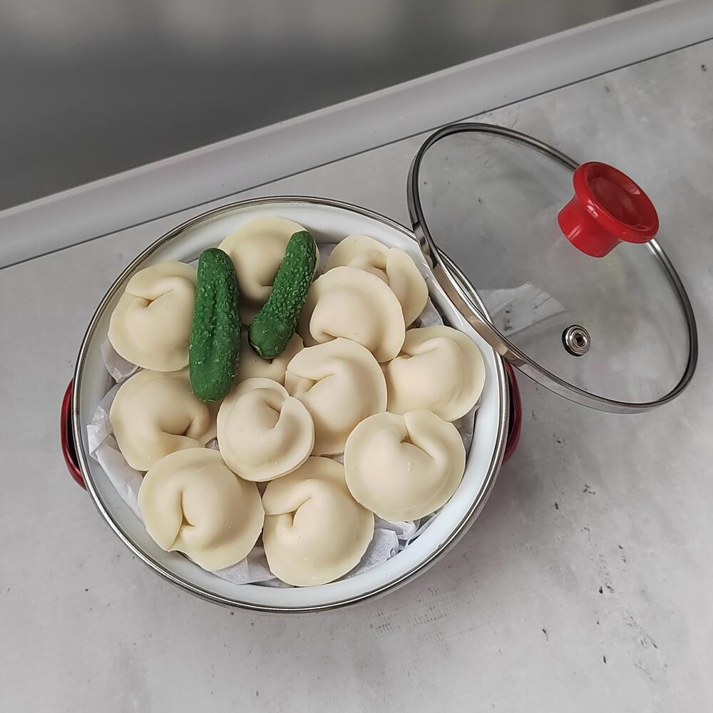 Шоколадные пельмени с огурчиками  в кастрюле Сытый папа