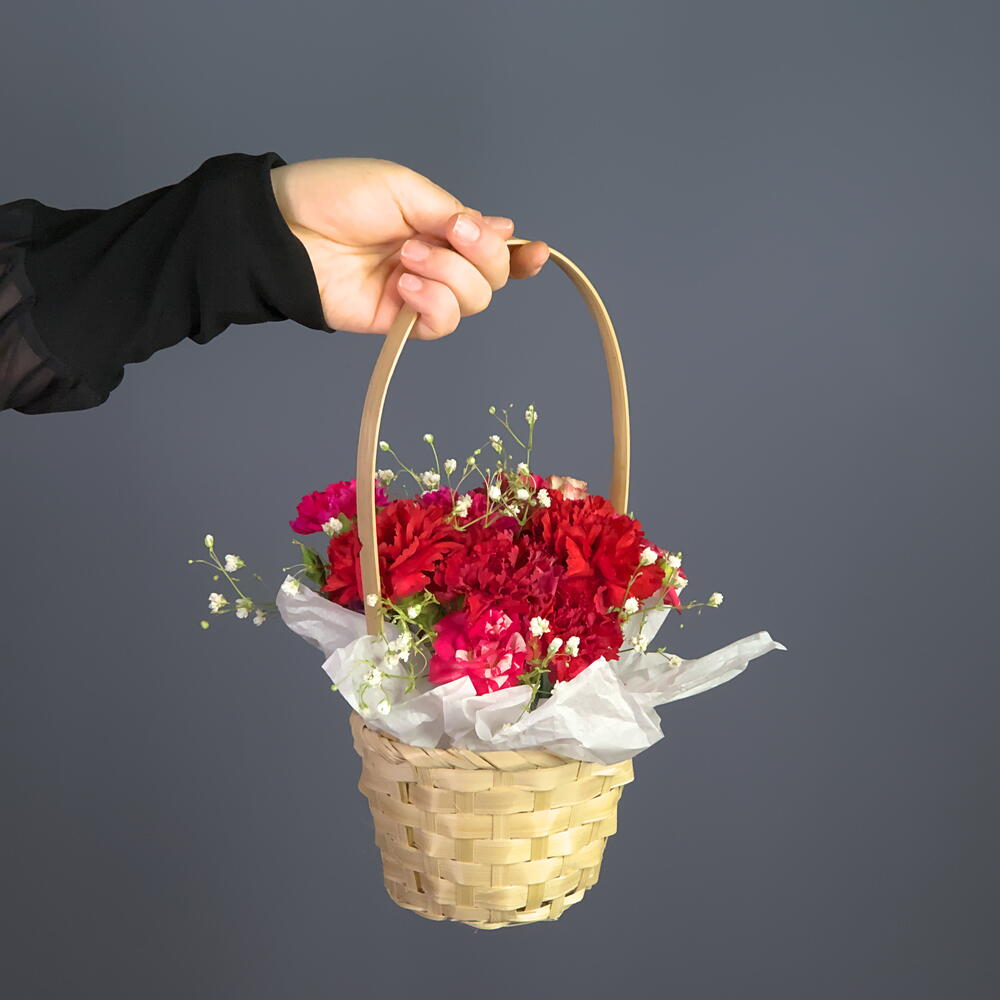Корзинка из 1 розы, 5 диантусов, 1 кустовой розы и 1 гипсофилы