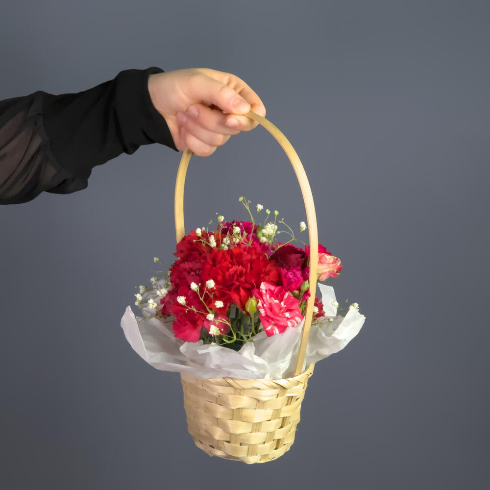 Корзинка из 1 розы, 5 диантусов, 1 кустовой розы и 1 гипсофилы