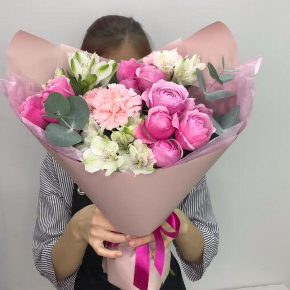 Букет «Малинка» из кустовых пионовидных роз, диантусов, альстромерий и эвкалипта