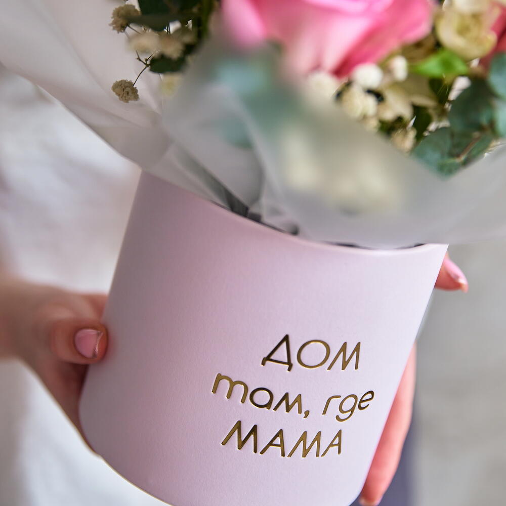 Цветы в коробке с розами и альстромериями размер s
