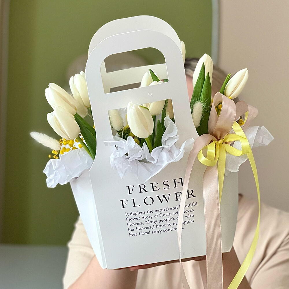 Сумка с белыми тюльпанами и мимозой на 8 марта