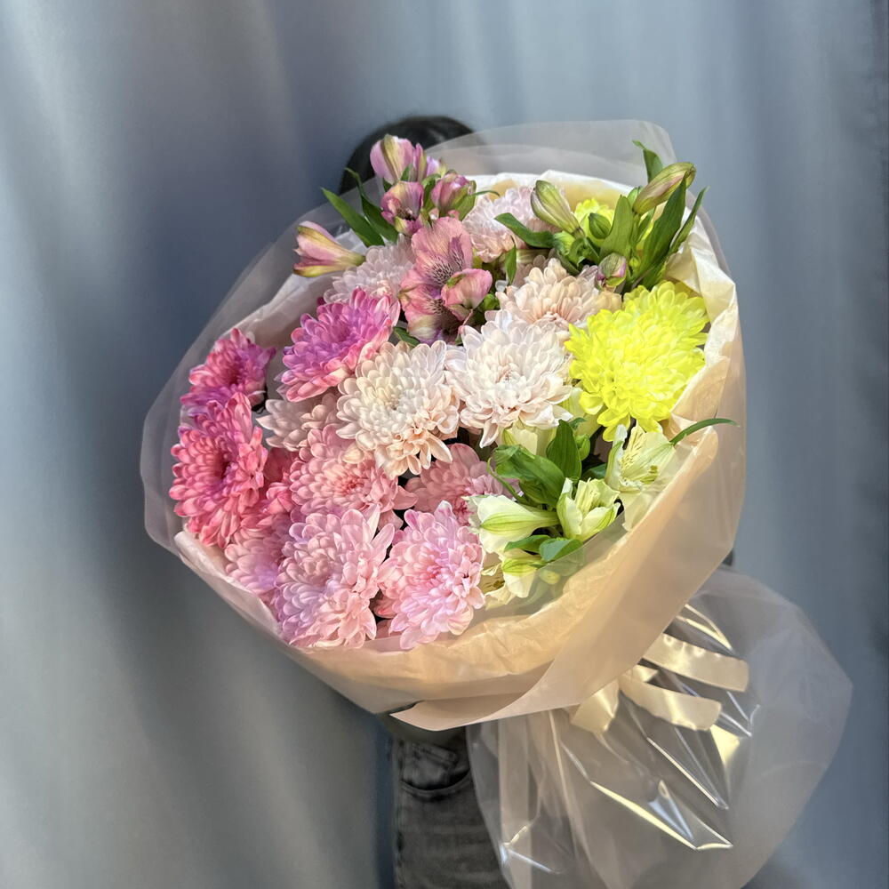 Стойкий букет из цветных хризантем и альстромерий🌸💗