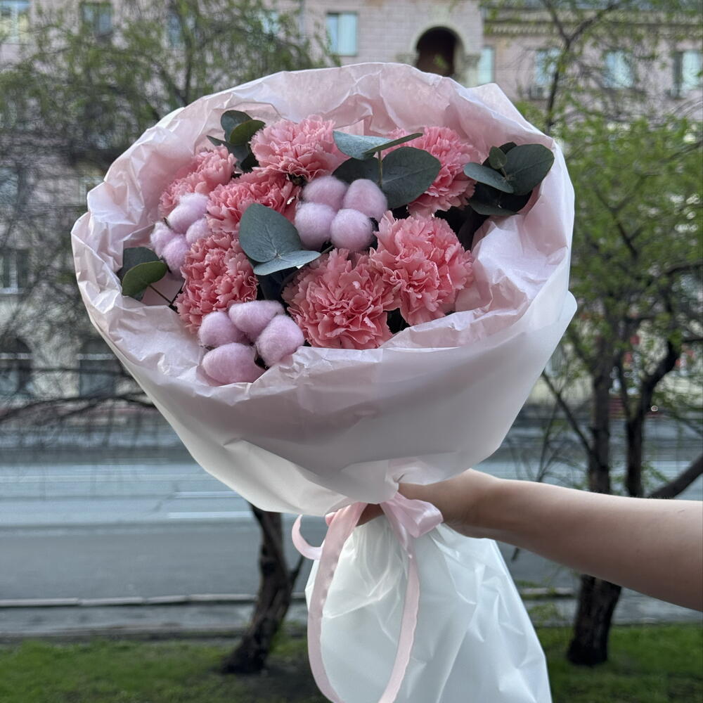 Букет цветов из гвоздик и хлопка "Розовое облако"