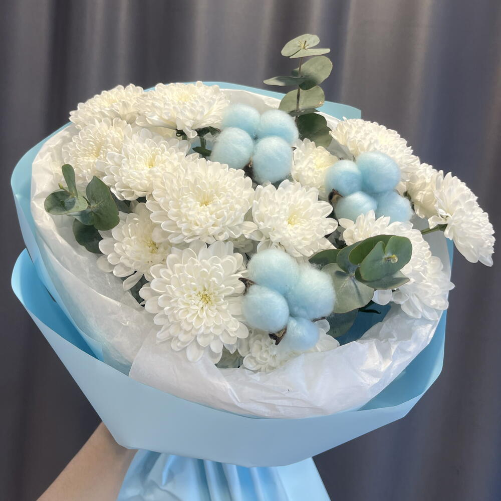 3 хризантемы с эвкалиптом и голубым хлопком💙