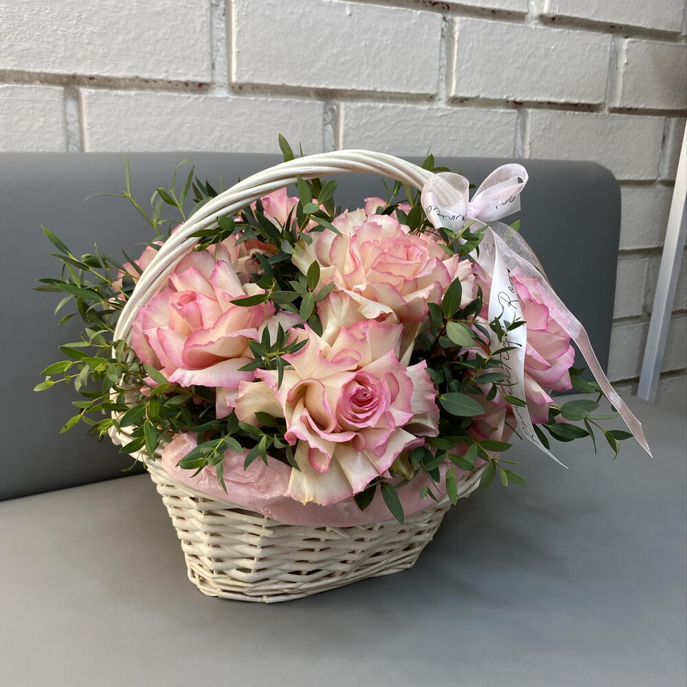 Счастье 🌸 моно композиция из французских роз и ароматного эвкалипта в плетенной корзине