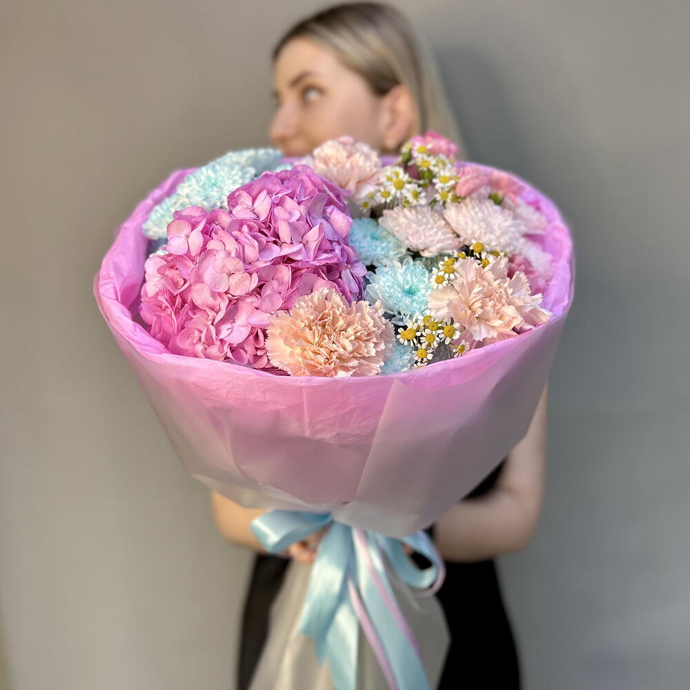 Дофаминовый букет «Бабл-гам»🍭🩵💕 с гортензией, хризантемой кустовой, диантусами, ромашкой, кустовыми диантусами