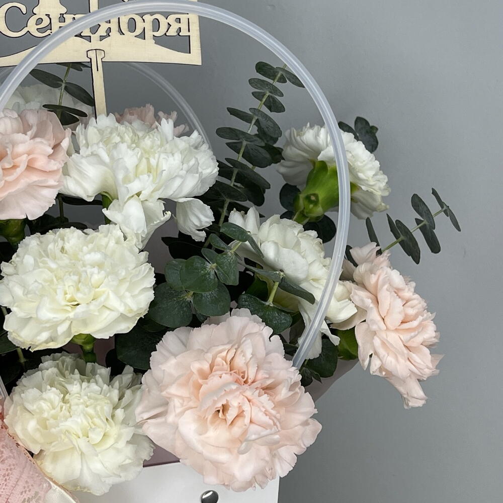композиция из диантусов и эвкалипта