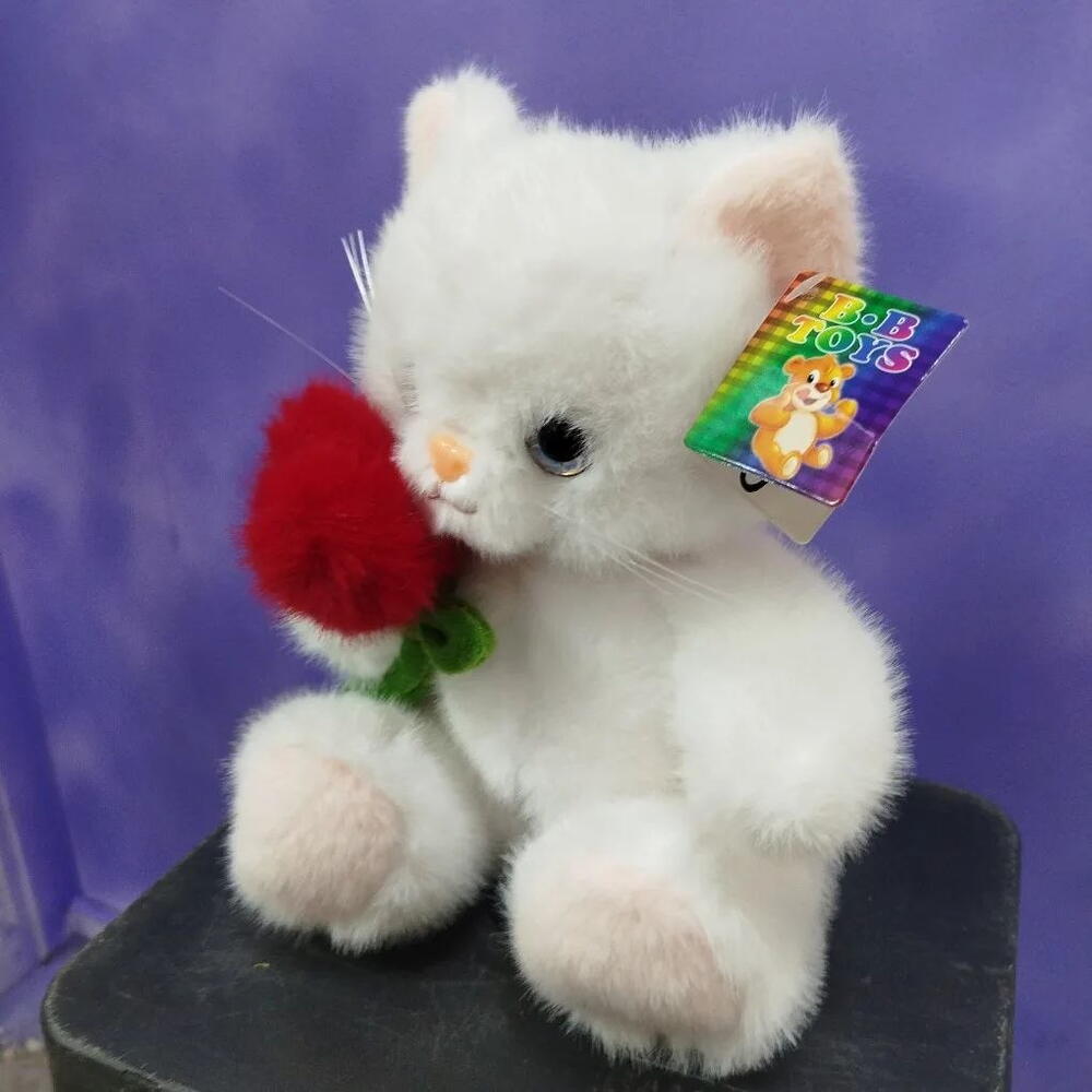 Кот белый