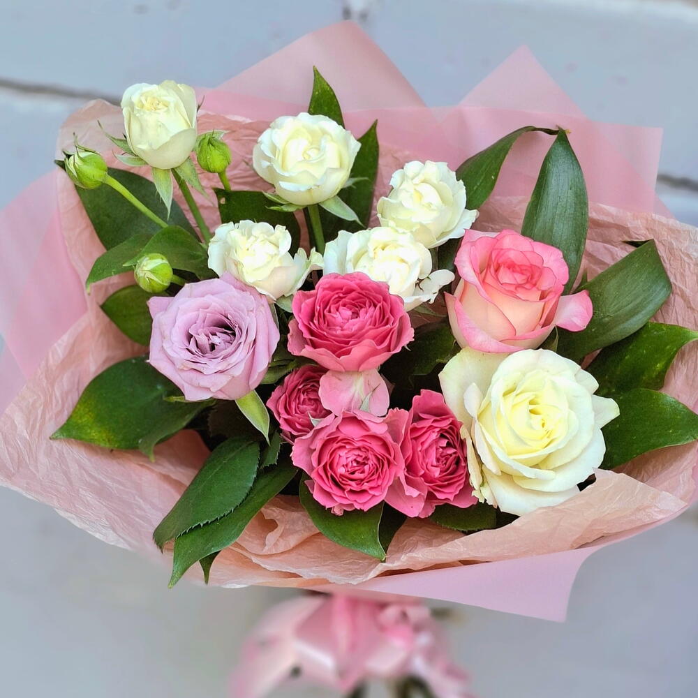 Букет с кустовыми и пионовидной розами 🤍🩷💜