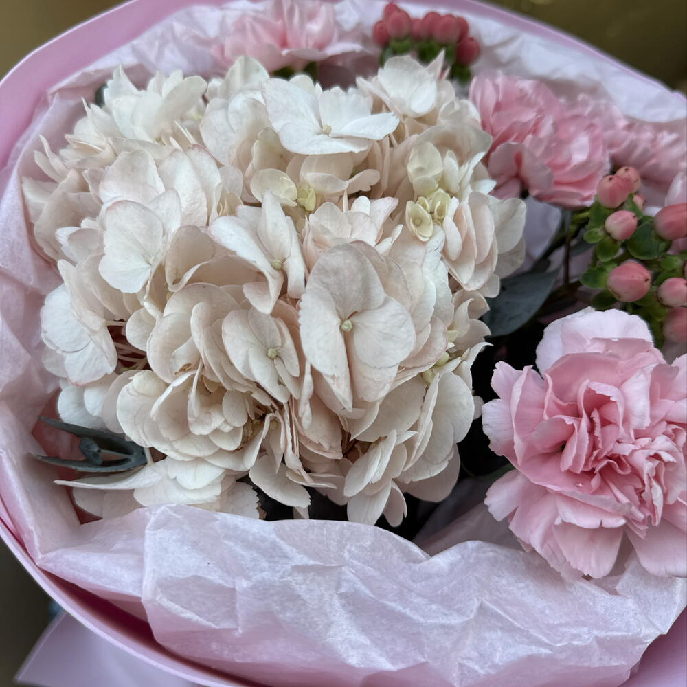 Ягодный букет 🍓 "Нежный шёпот" в составе гортензия, гиперикум PINK, диантусы