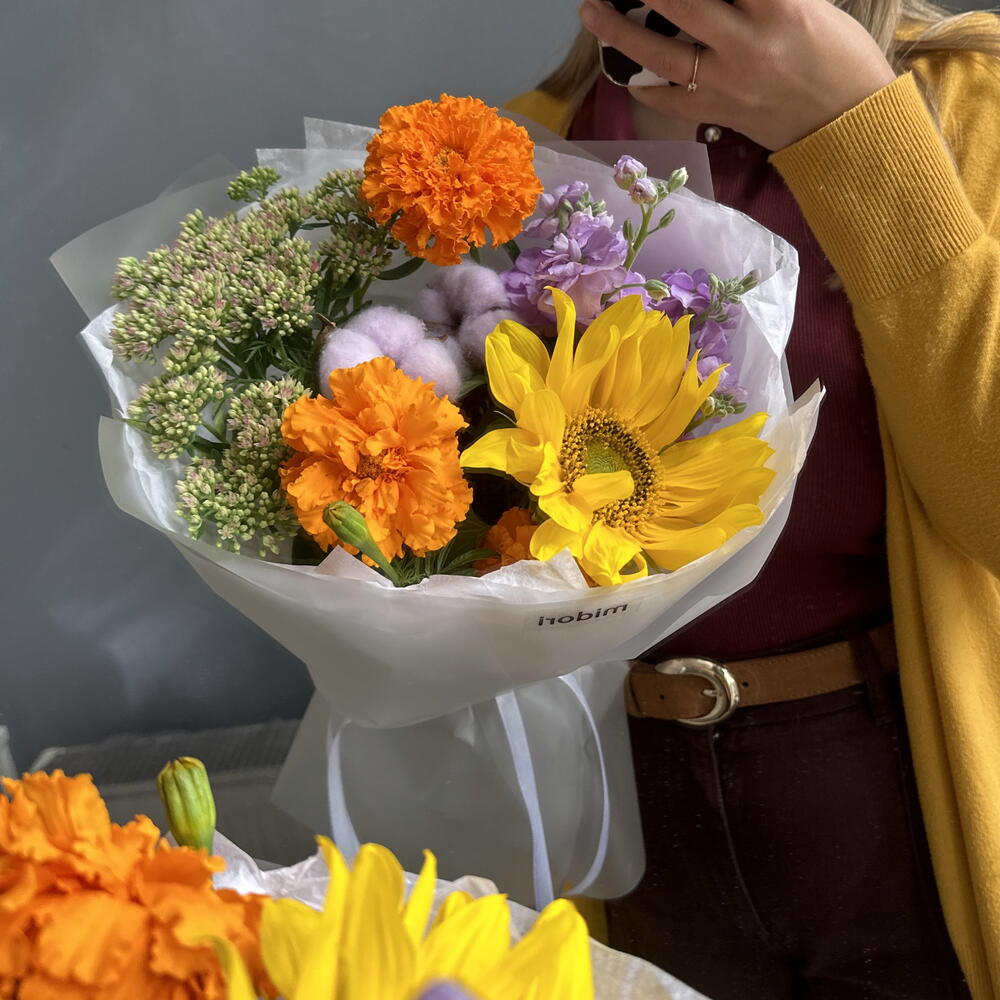 Букет с подсолнухом, бархатцами и маттиолой 🌻