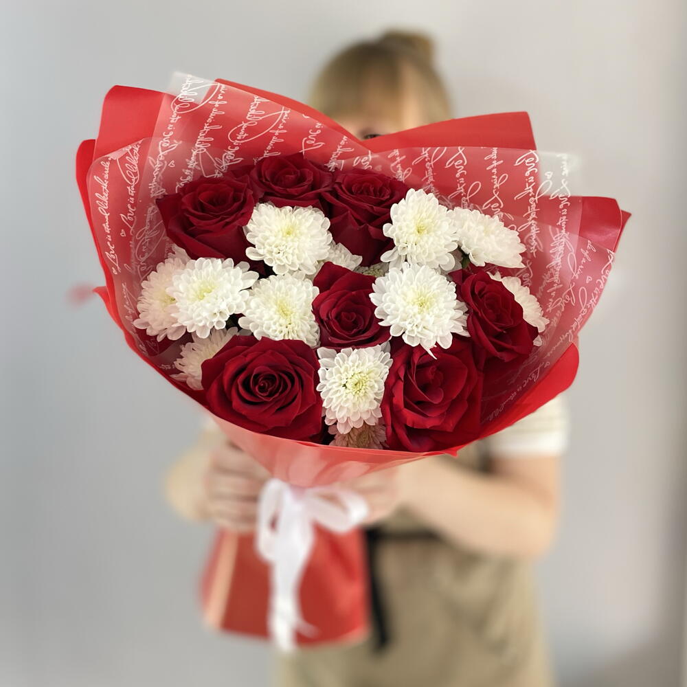 Классика♥️ всегда актуальна! Букет красных роз и белых хризантем кустовых
