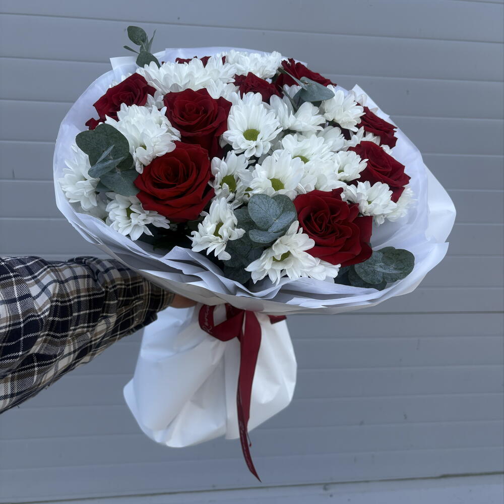 Сборный букет из ромашек и красных роз