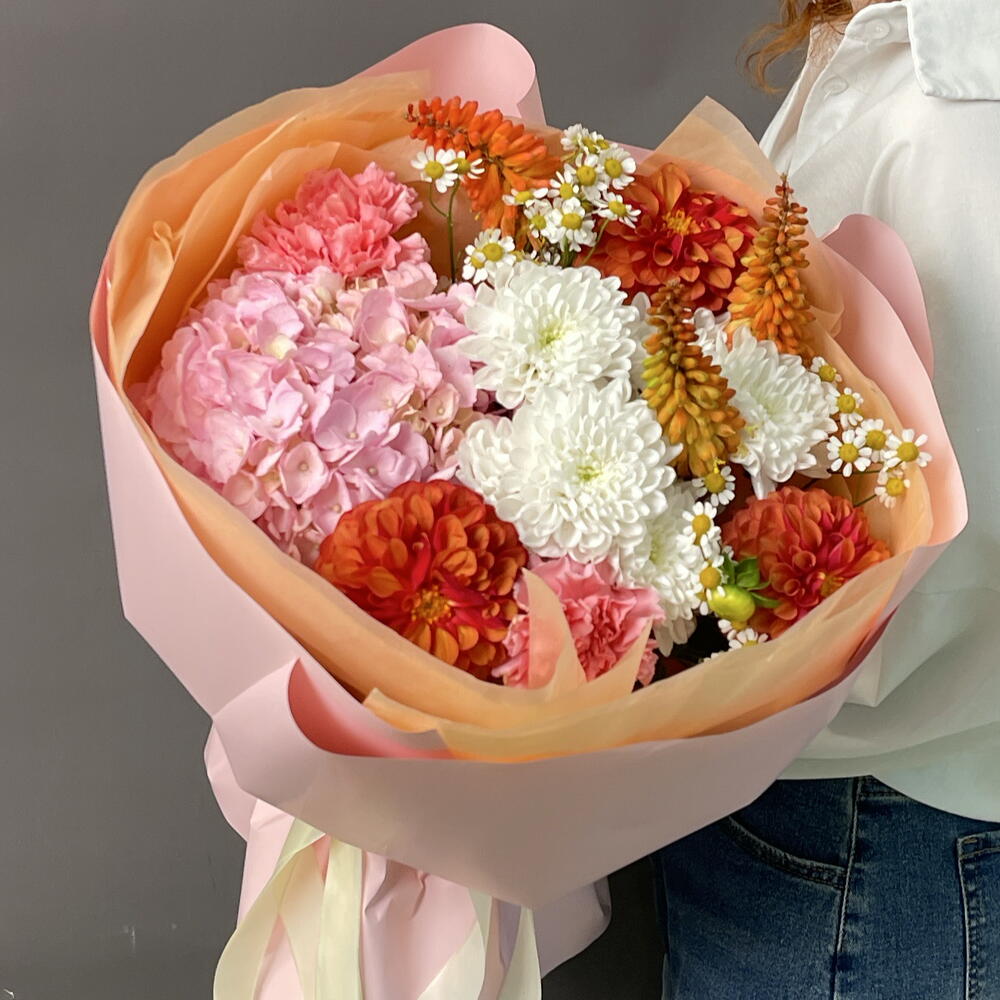 Букет с яркими Георгинами
