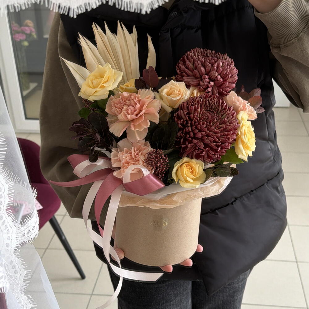Композиция из хризантем бигуди, кустовой розы диантусов и зелени