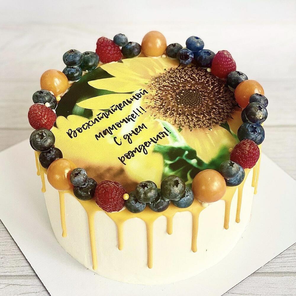 Бисквитный торт с клубникой и картинкой (Съедобная фотопечать ...