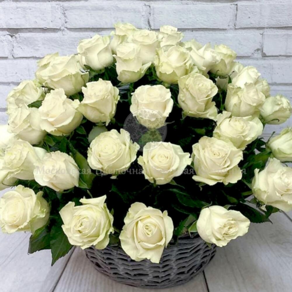 Корзина с белыми розами