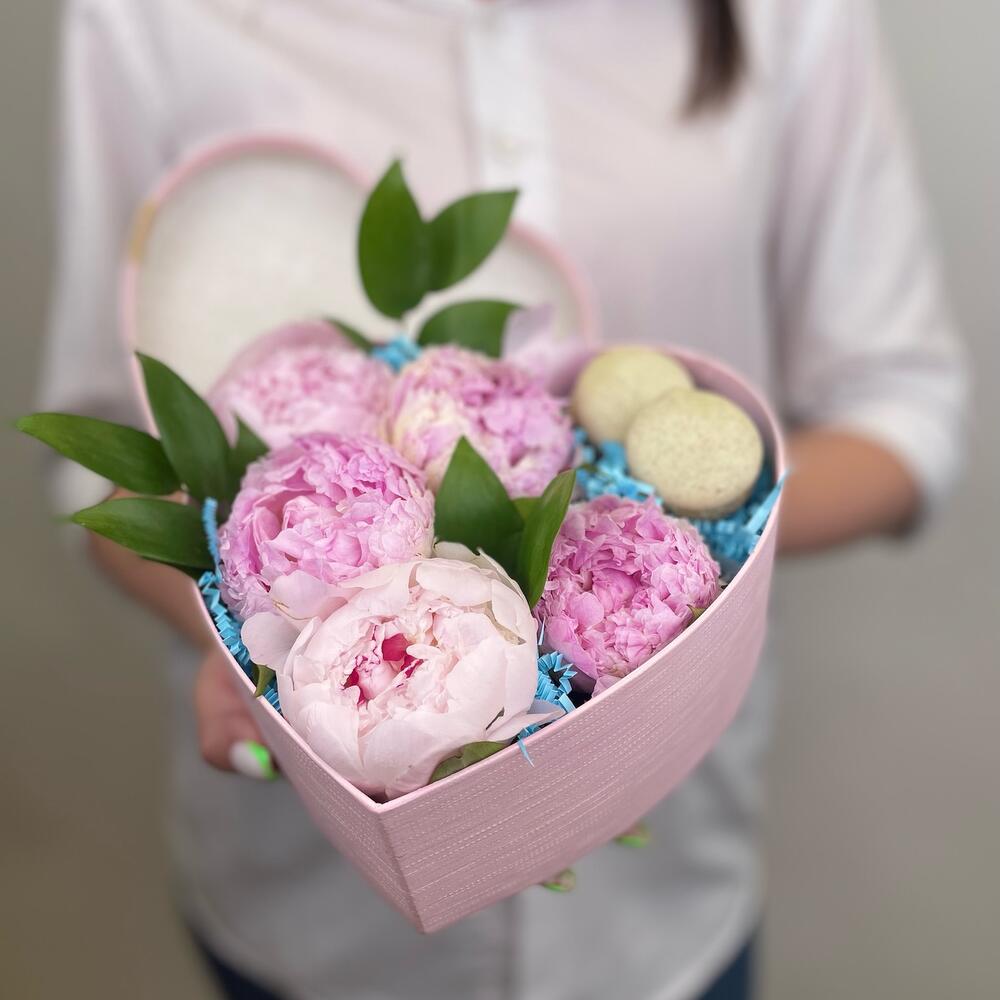 Пионы в коробке в виде сердце 💓