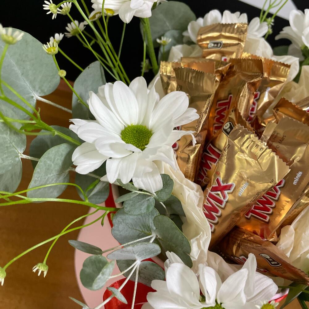 Цветочная композиция со сладостями🍬🍬🍬