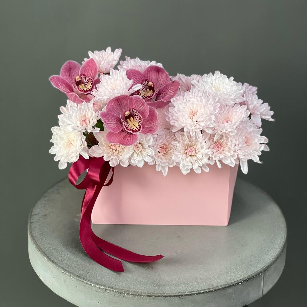 Delicada composición con crisantemo y orquídea