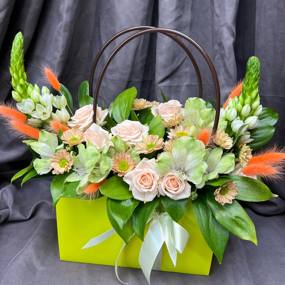 Flores en una bolsa ensalada fresca