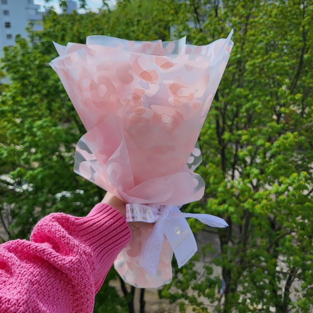 Букет"Розовый леопард" из клубники в шоколаде+подарок Vivienne Sabo -румяна MACARON