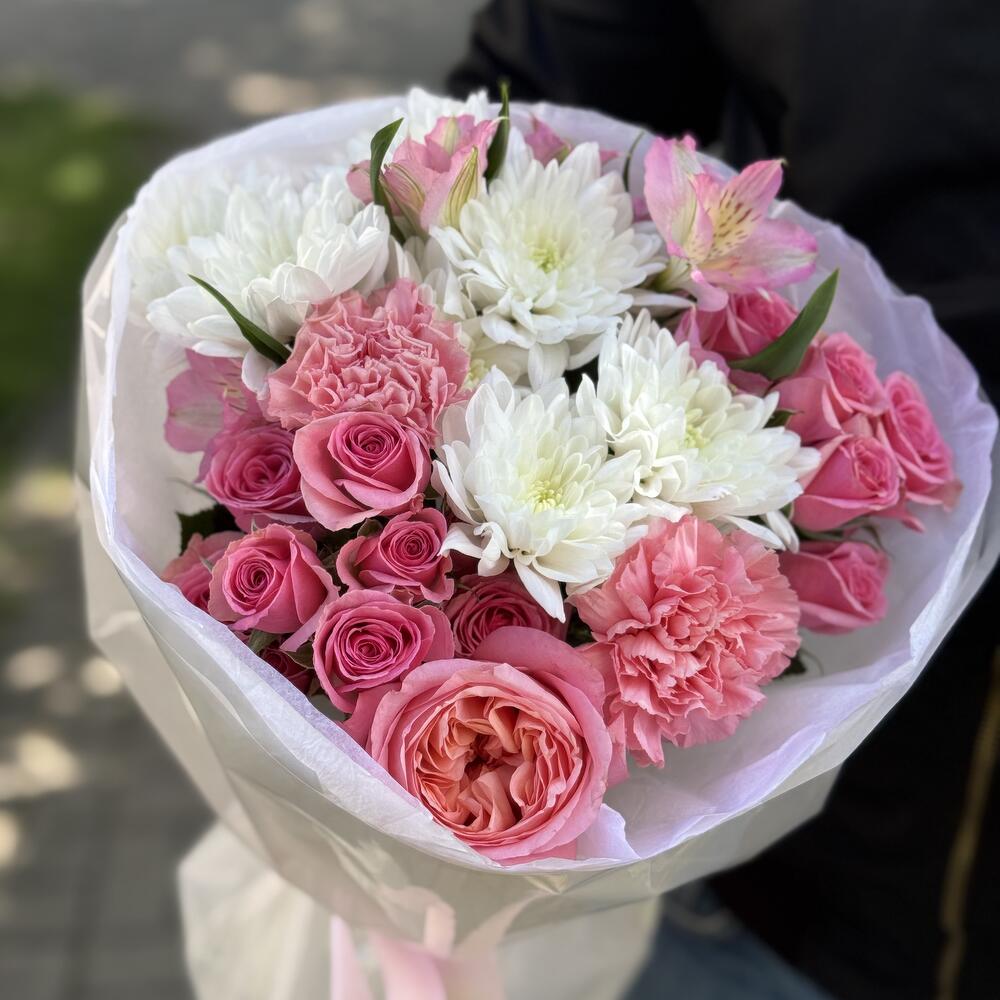 Delicate prefabricated bouquet of tenderness