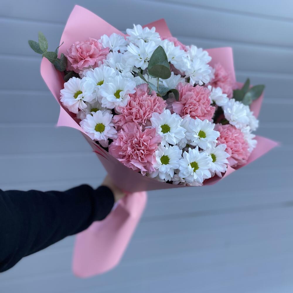 Стойкий букет с ромашкам и диантусами