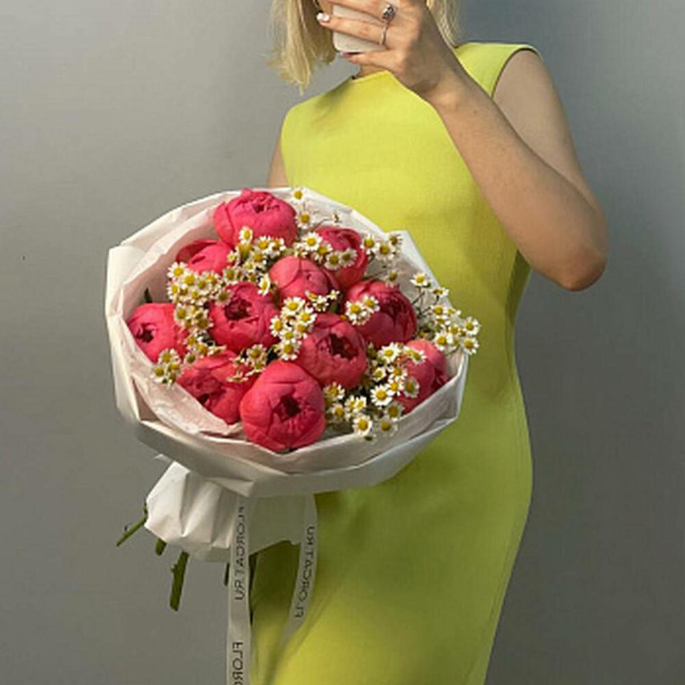 Букет из 11 пионов Coral Sunset и матрикарии