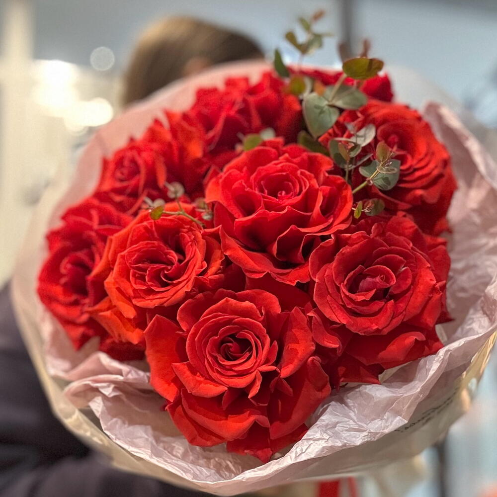 Алые ажурные розы