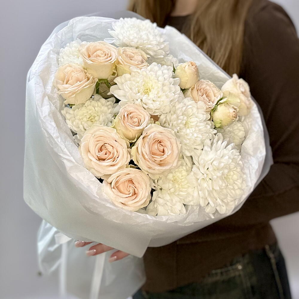 Комплимент из роз и хризантем