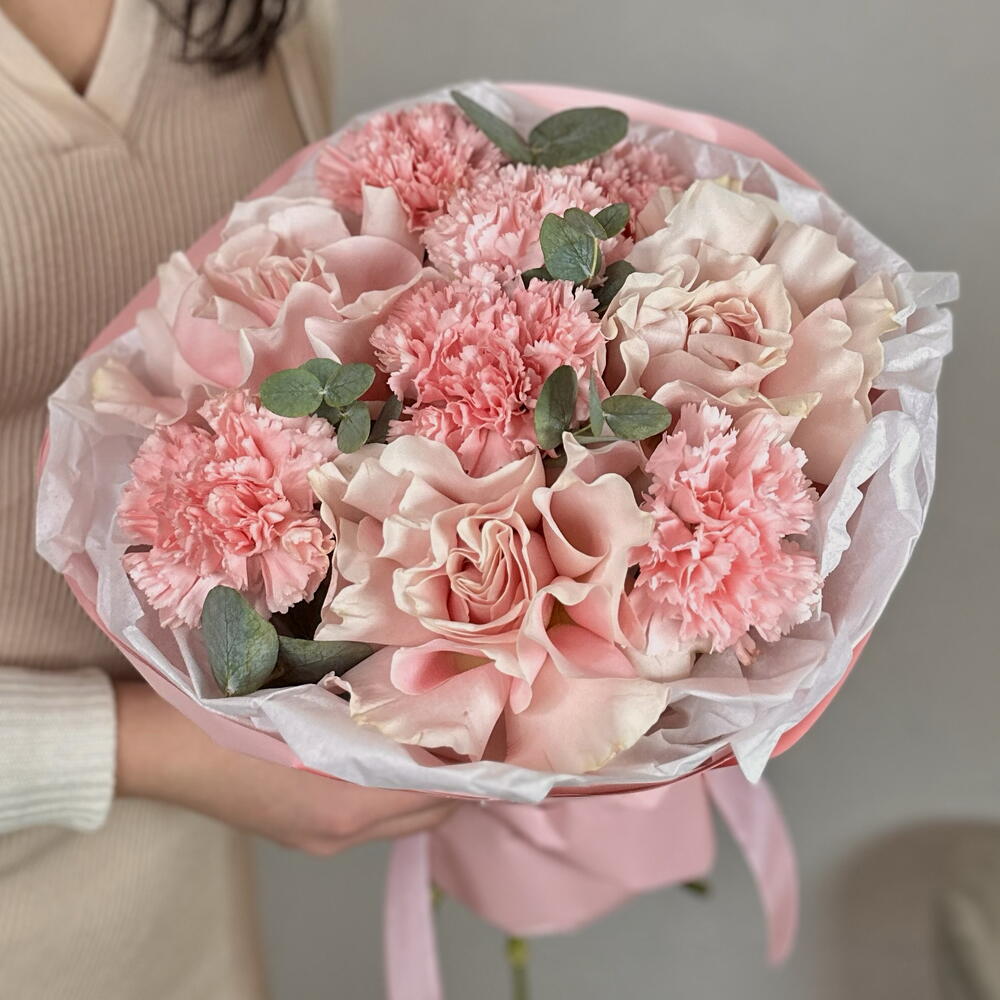 💗 Нежный поцелуй — букет из розовых роз и гвоздик