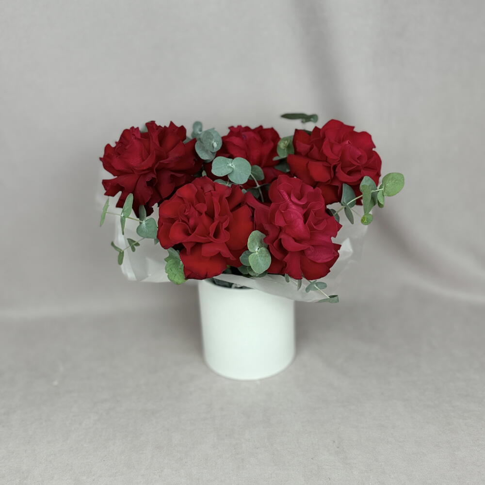 5 французских красных роз в шляпной коробке🌹