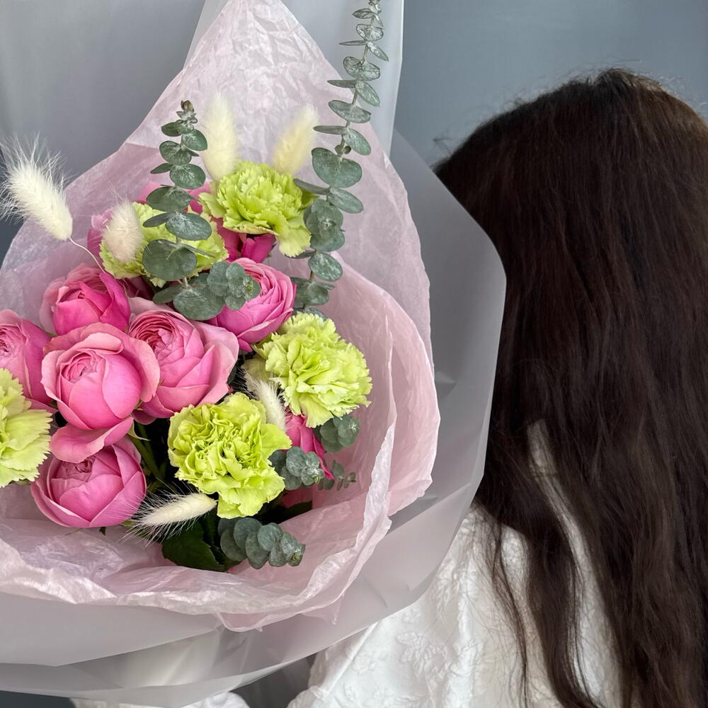 ВЕСНА💕 Авторский букет из розовой кустовой розы Сильва Пинк и мятных диантусов