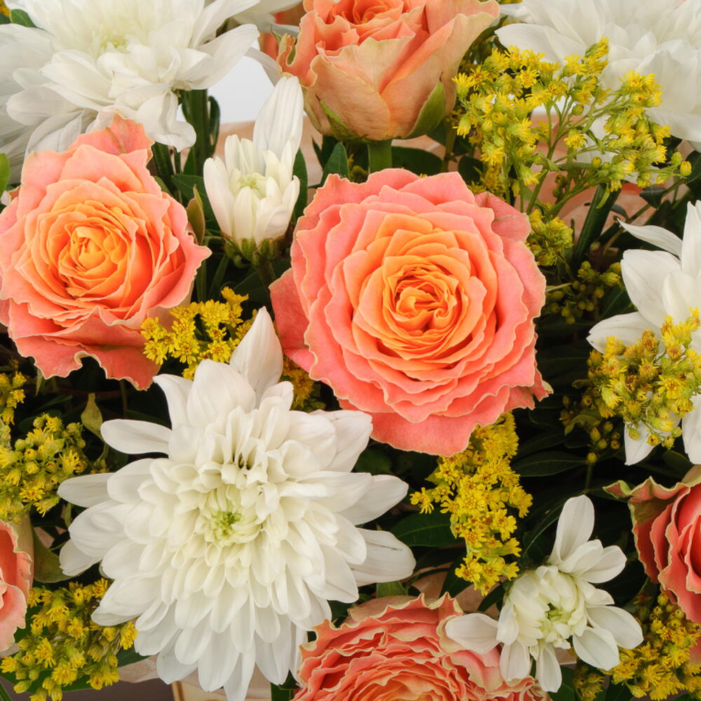 🌼🌼Композиция из коралловых роз, кустовой хризантемой и зеленью🌼🌼