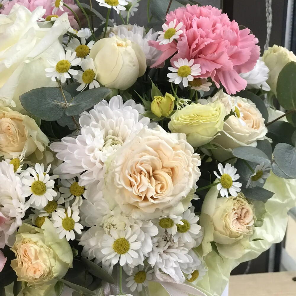 Нежная коробка🌸 с хризантемой, розой, ромашкой и эвкалиптом в желто-розовой гамме