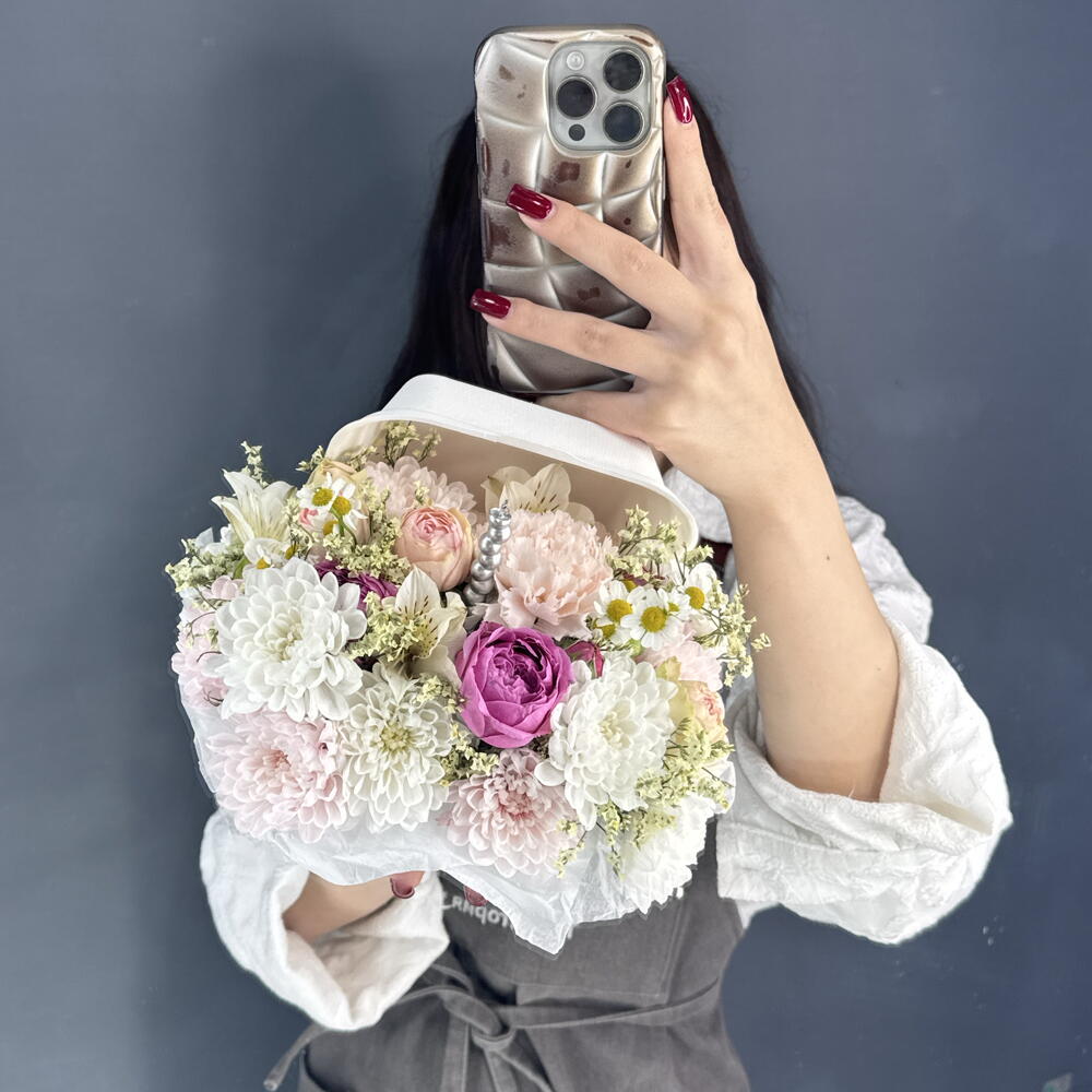 Бенто-Букет из цветов🎂💐 из Кустовой Розы, хризантемы Алтай и диантусов