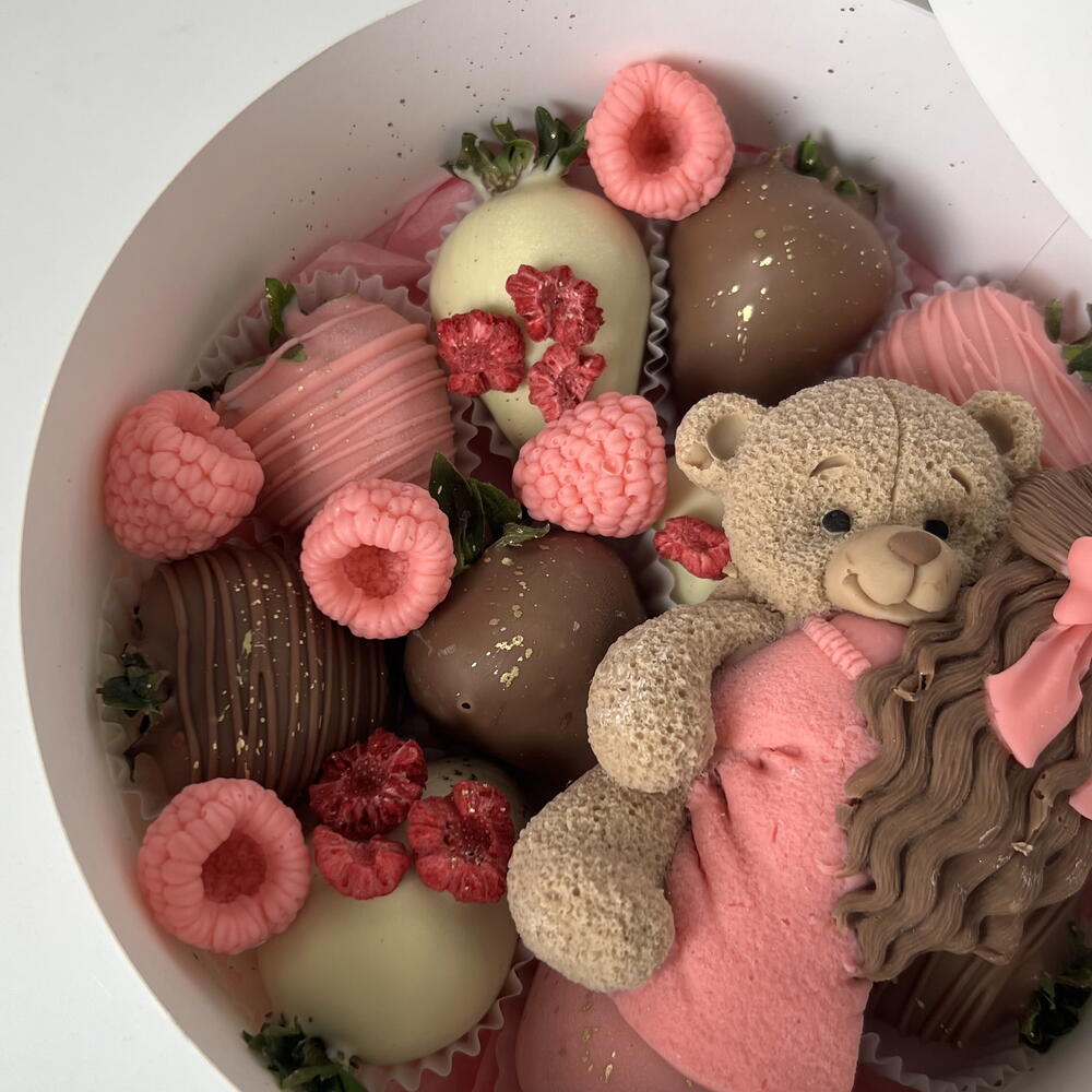 Клубника в шоколаде «девочка с мишкой»