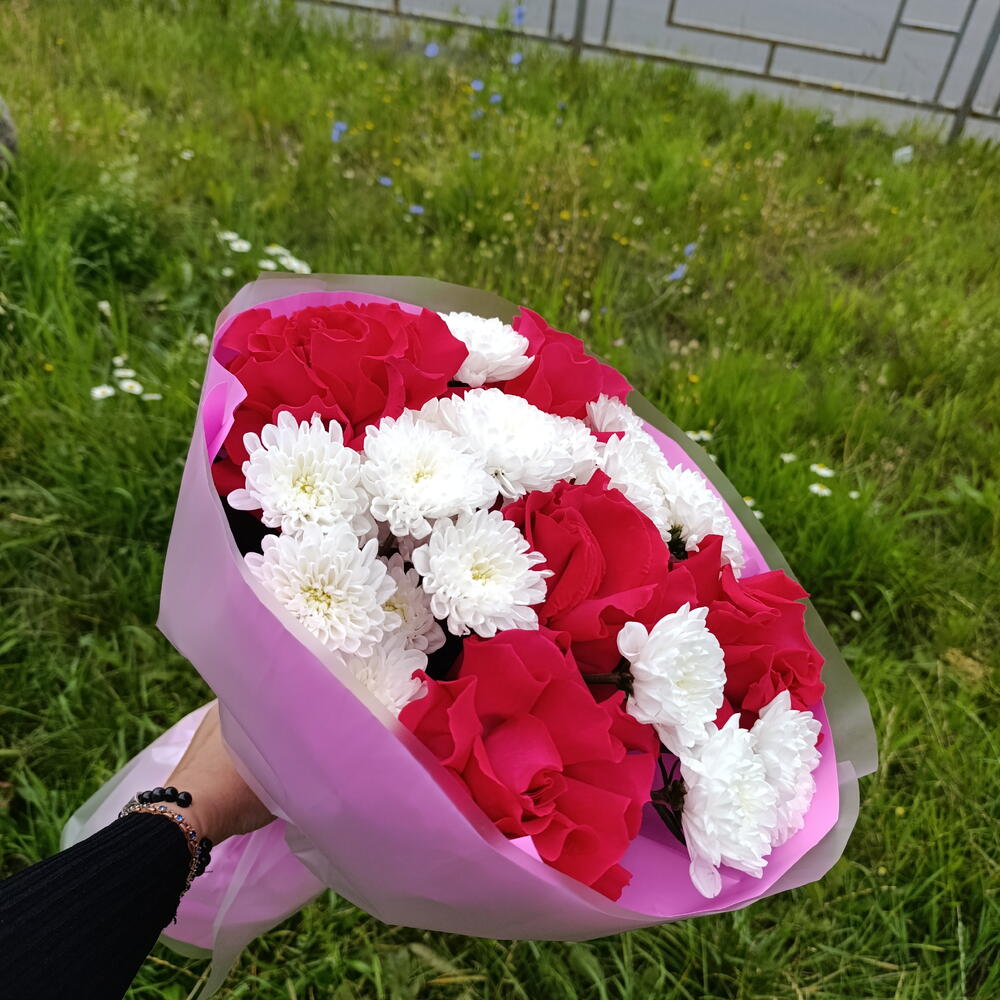 Букет с французскими розами и кустовой хризантемой