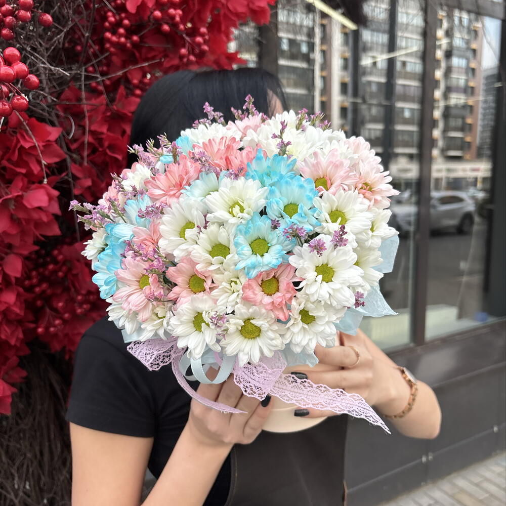 Дофаминовая композиция ромашек в шляпной коробке