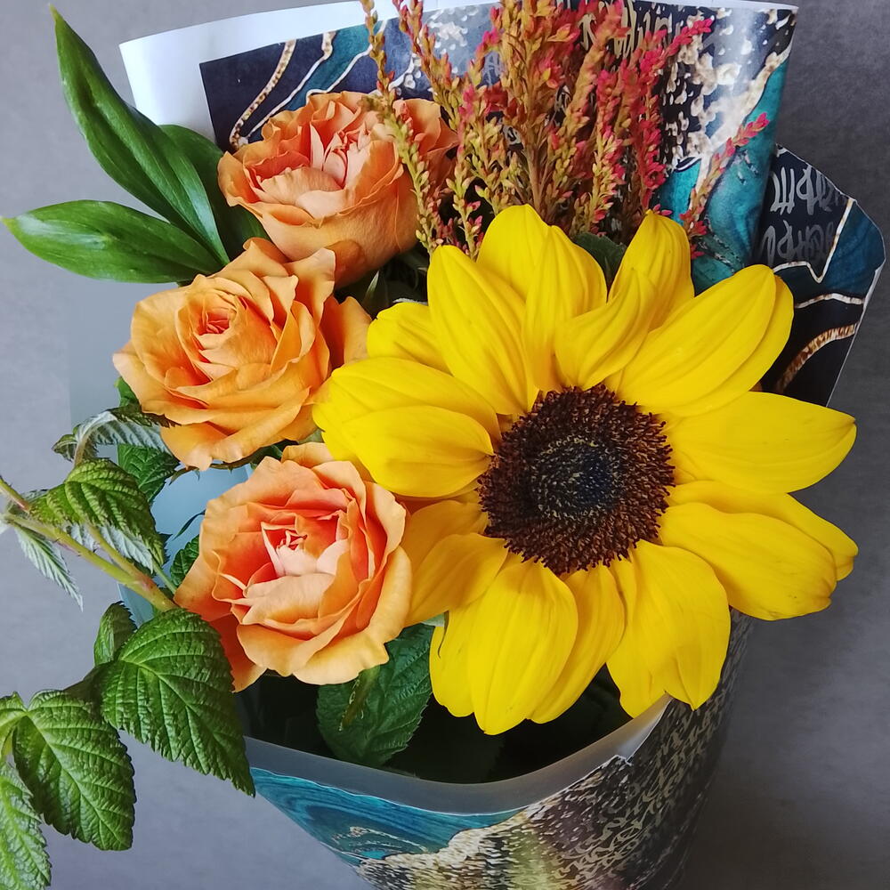 Подсолнух с розами🧡