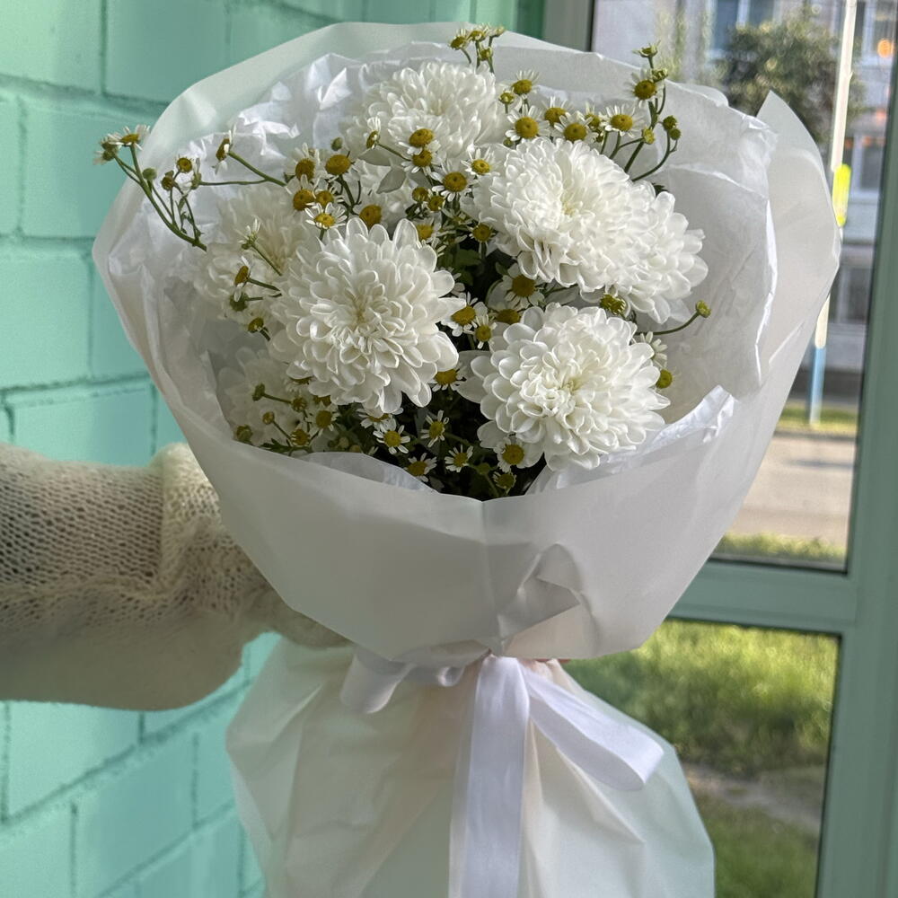 Букет из кустовых хризантем с танацетумом