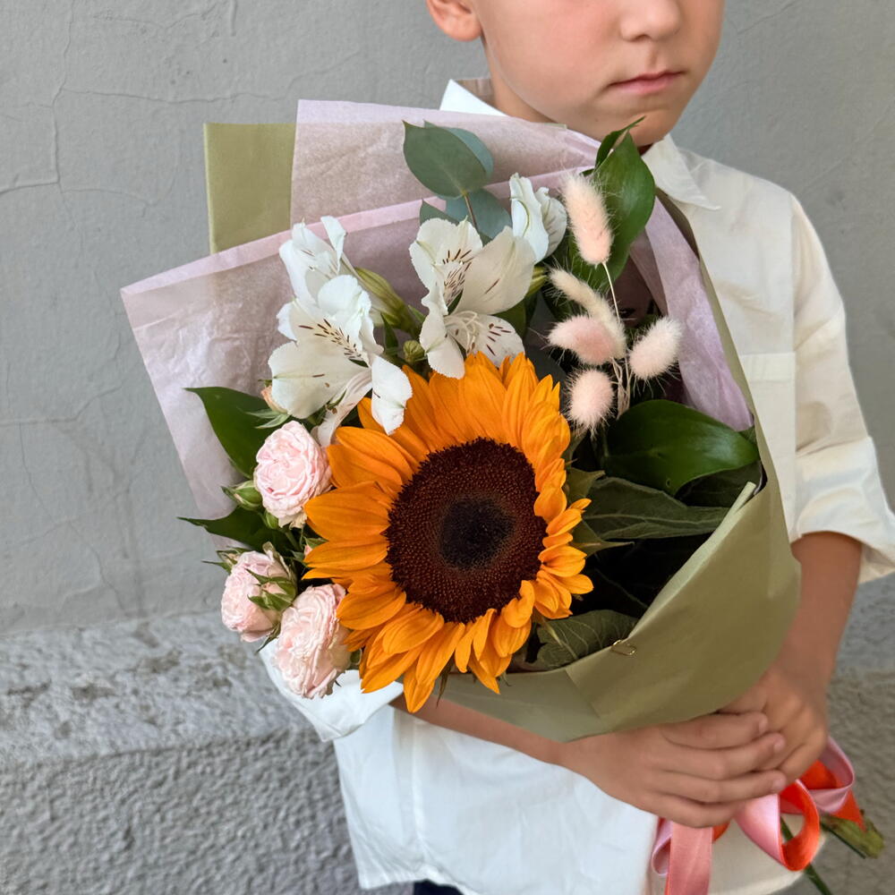Яркий букет кустовая Роза, подсолнух, альстромерия, сухоцветы, эвкалипт. 1 сентября. Букет учителю. День знаний