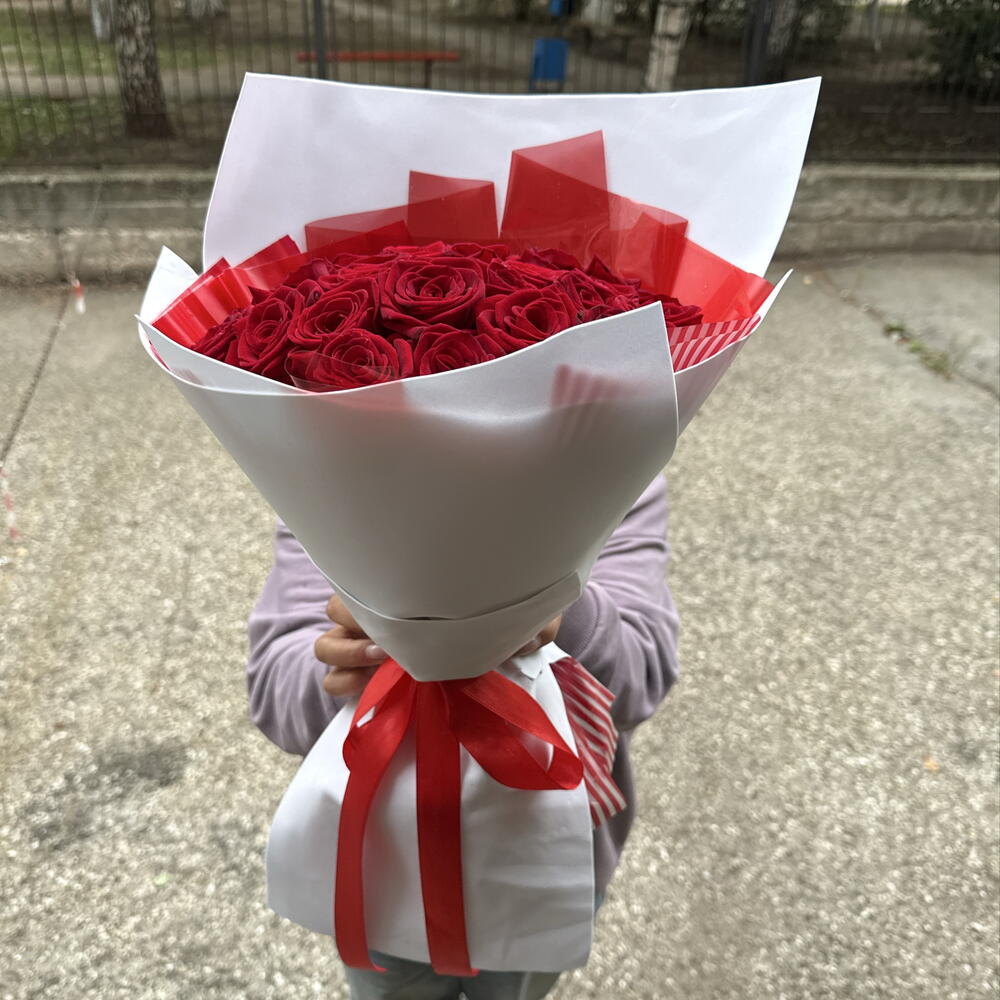 Букет из алых роз